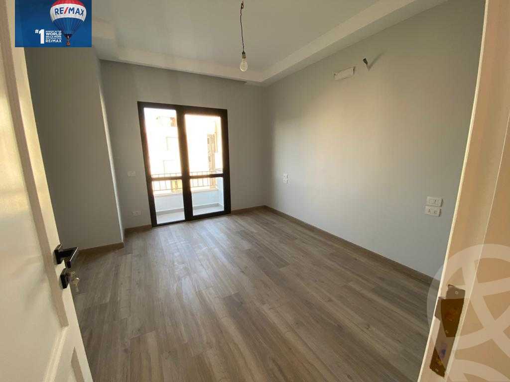 https://aqarmap.com.eg/ar/listing/3793433-for-sale-cairo-el-sheikh-zayed-city-compounds-kmbwnd-wyst-twn-swdyk