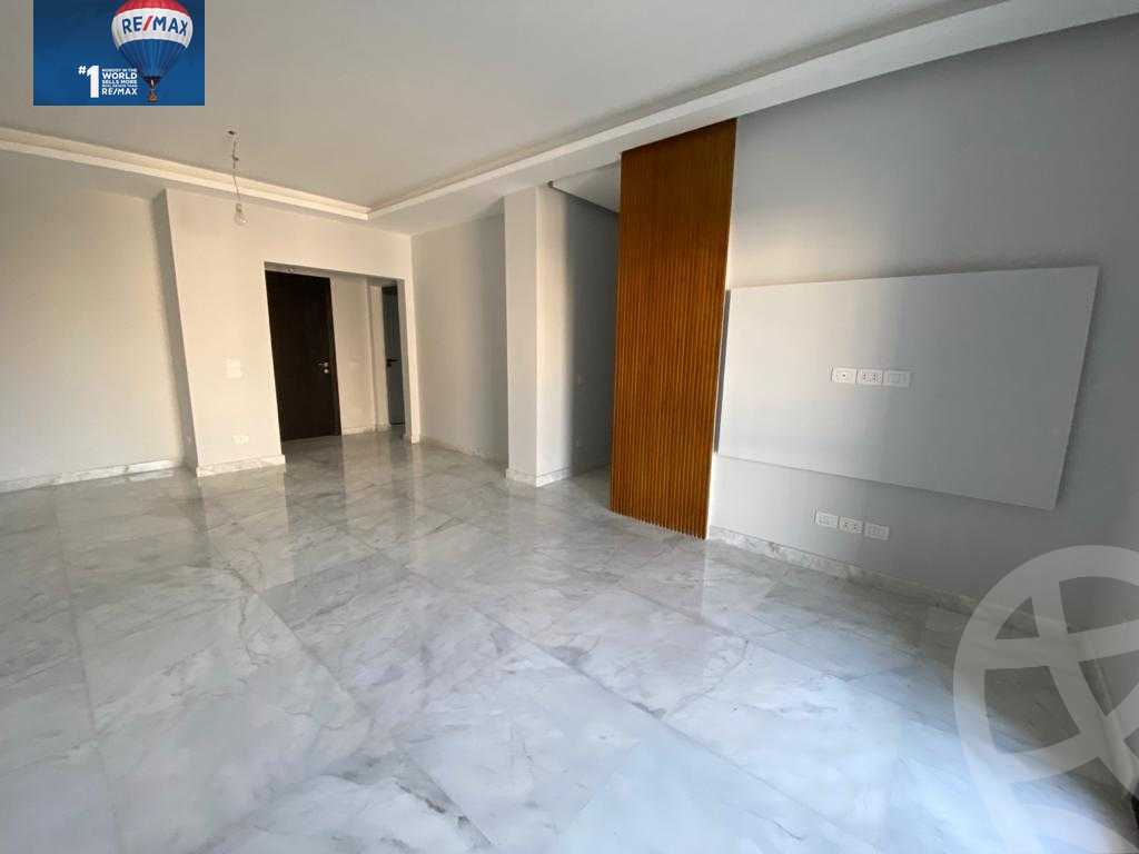 https://aqarmap.com.eg/ar/listing/3793433-for-sale-cairo-el-sheikh-zayed-city-compounds-kmbwnd-wyst-twn-swdyk