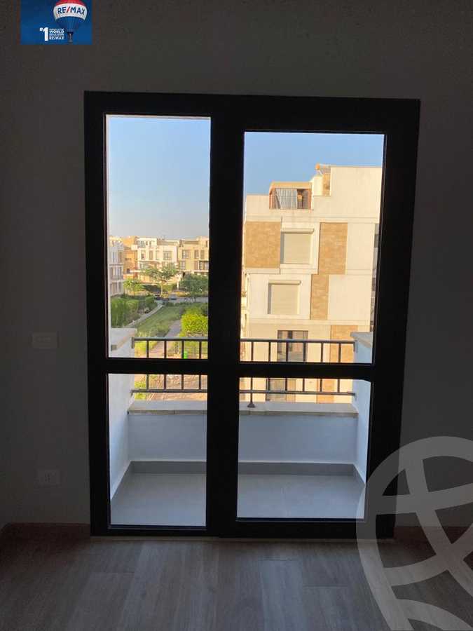 https://aqarmap.com.eg/ar/listing/3793433-for-sale-cairo-el-sheikh-zayed-city-compounds-kmbwnd-wyst-twn-swdyk
