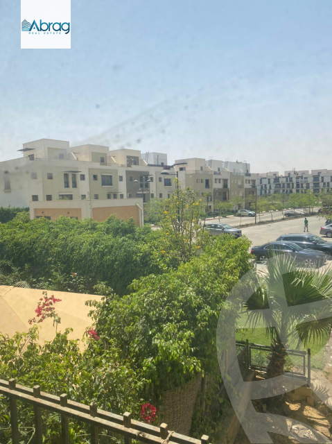 https://aqarmap.com.eg/ar/listing/3626780-for-sale-cairo-el-sheikh-zayed-city-compounds-kmbwnd-wyst-twn-swdyk