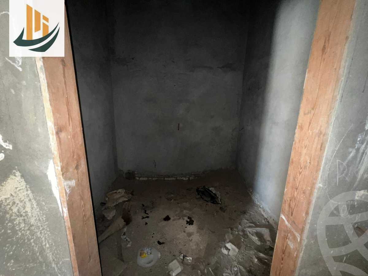 https://aqarmap.com.eg/ar/listing/5782584-for-sale-cairo-new-cairo-compounds-royal-lagoon