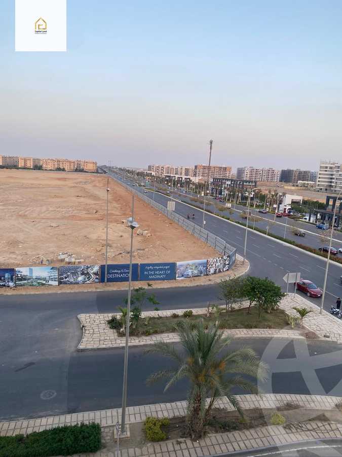 https://aqarmap.com.eg/en/listing/5863358-for-sale-cairo-new-cairo-lrhb-city-phase-4-mostafa-el-nahaas-st